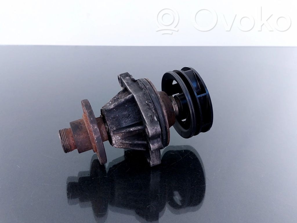 BMW 5 E39 Water pump 