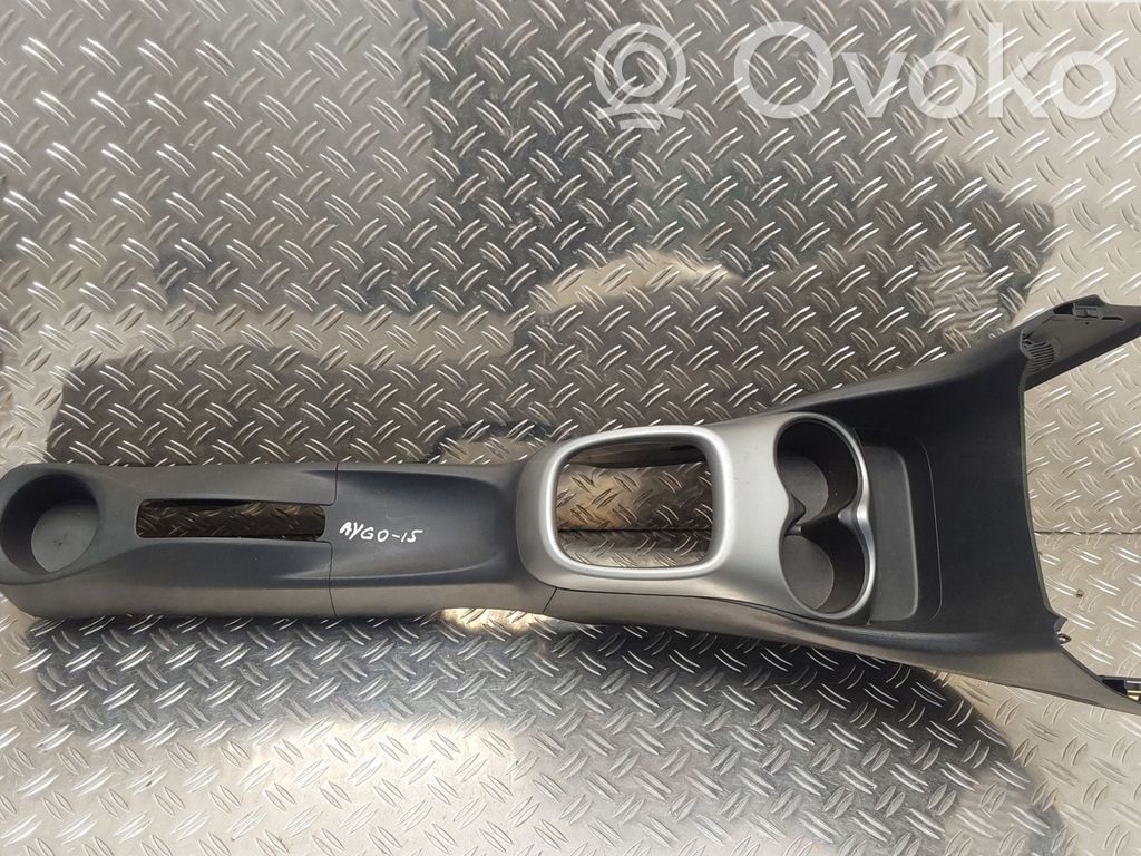 Toyota Aygo AB40 Keskikonsoli 