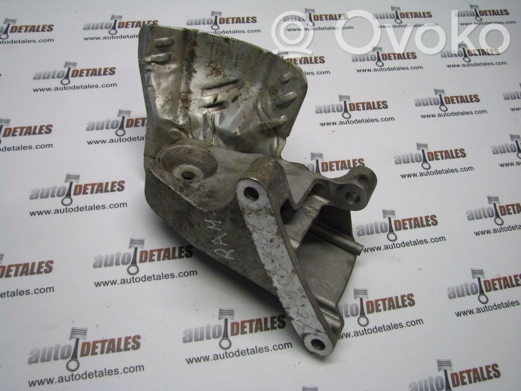 Volvo XC90 Engine mounting bracket 