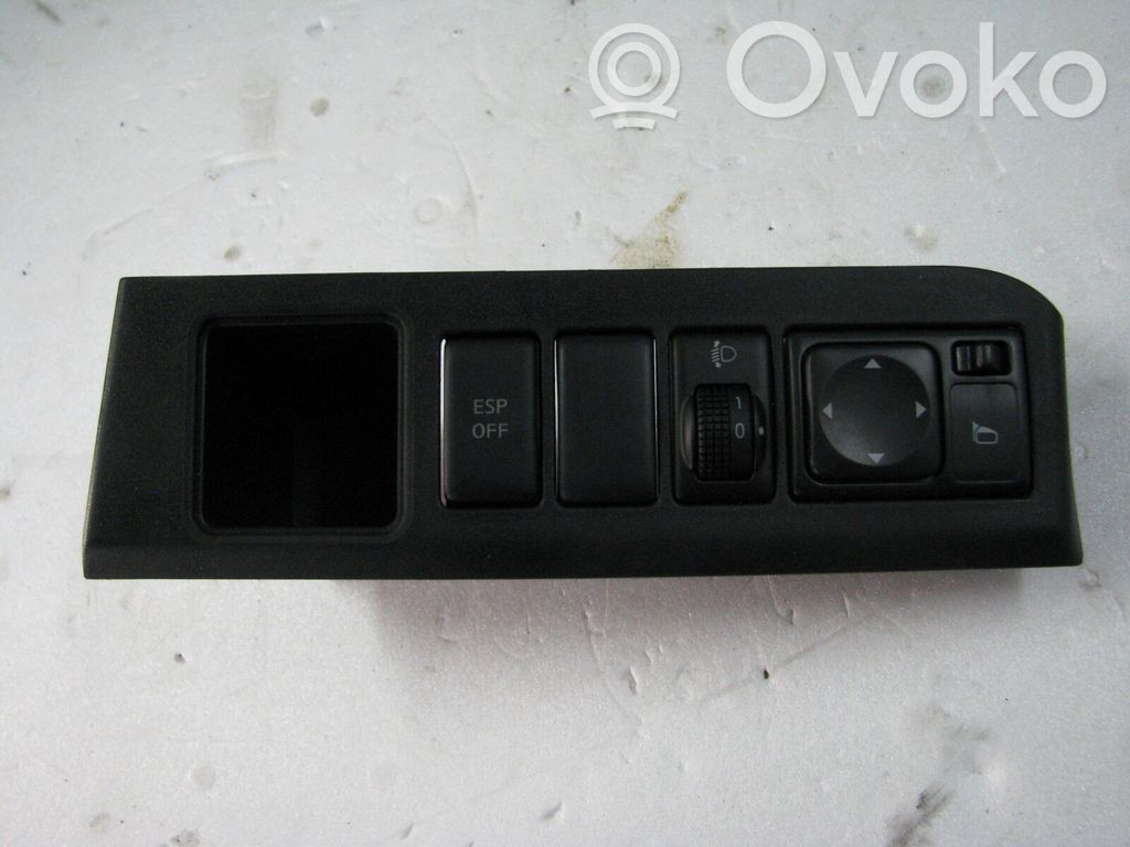 Nissan Note (E11) A set of switches 