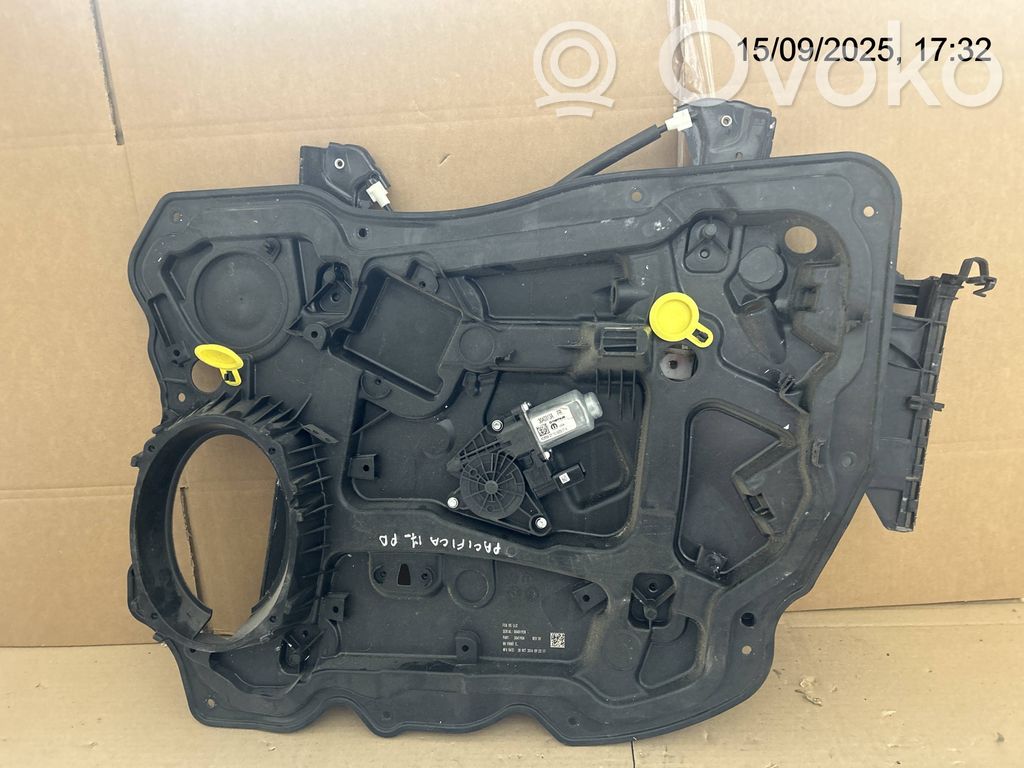 Chrysler Pacifica Front door window regulator with motor 