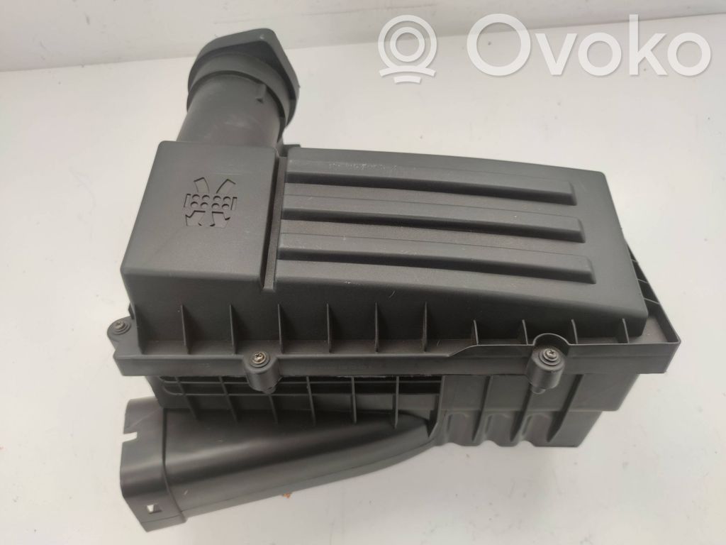 Volkswagen PASSAT B7 Air filter box 