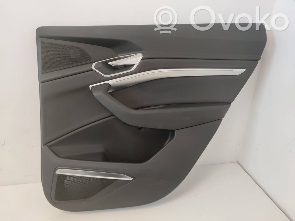 Audi e-tron Boczki / Poszycie drzwi tylnych 