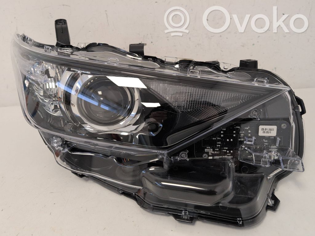 Toyota Auris E180 Lampa przednia 