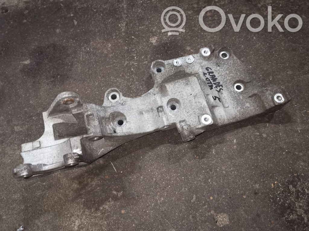 Mitsubishi Grandis Łapa / Mocowanie silnika 