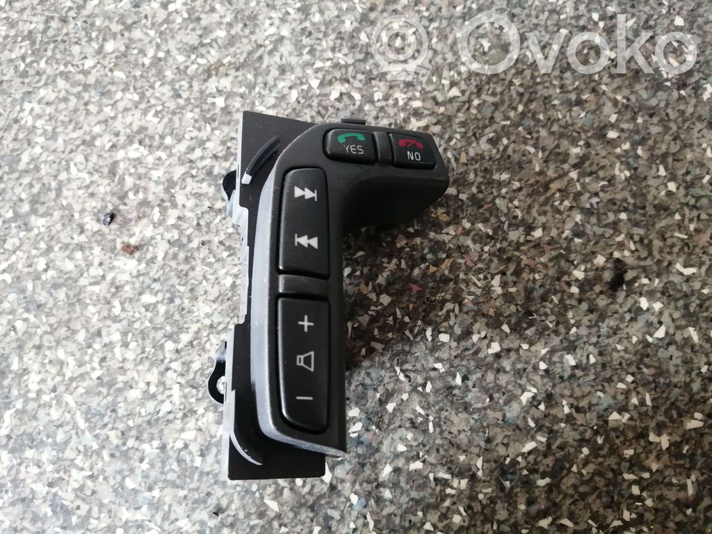 Volvo V70 Steering wheel buttons/switches 