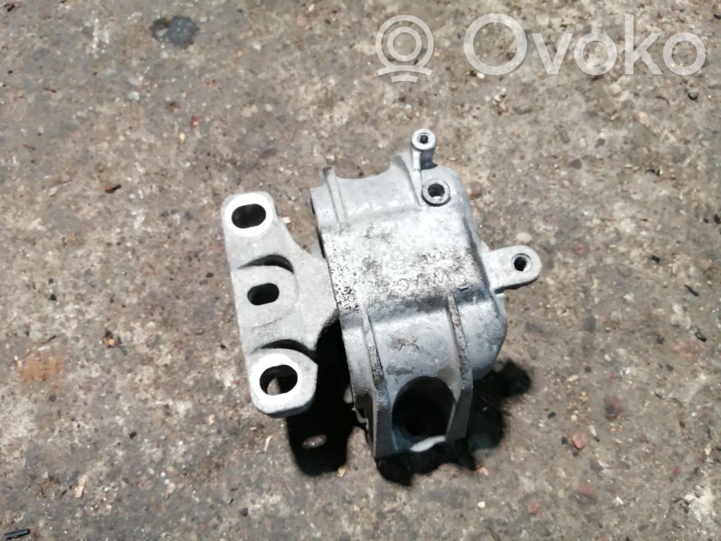Volkswagen Golf Plus Engine mount bracket 