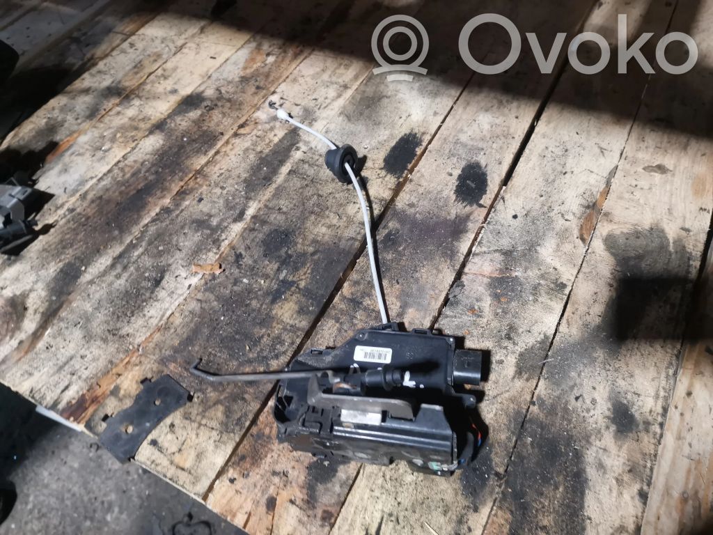 Audi A4 S4 B6 8E 8H Priekinė durų spyna 