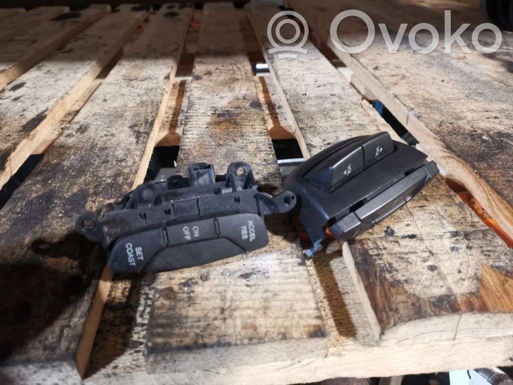 Chevrolet Captiva Ohjauspyörän painikkeet/kytkimet 