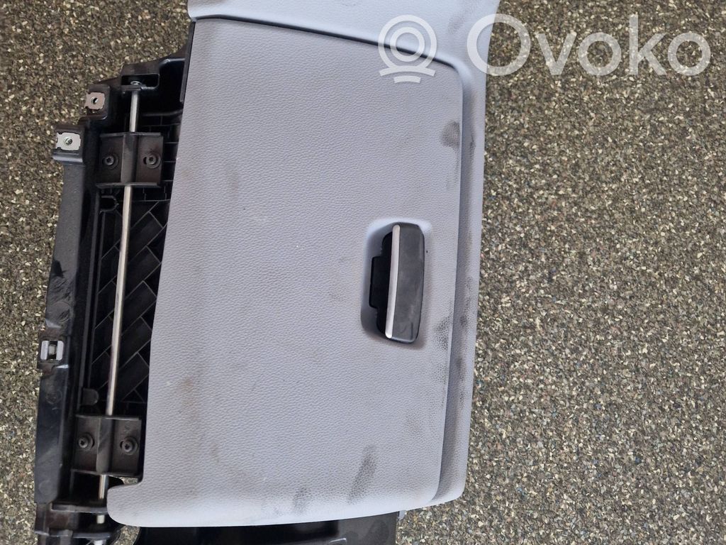 BMW 1 E81 E87 Daiktadėžės (bordačioko) remas 
