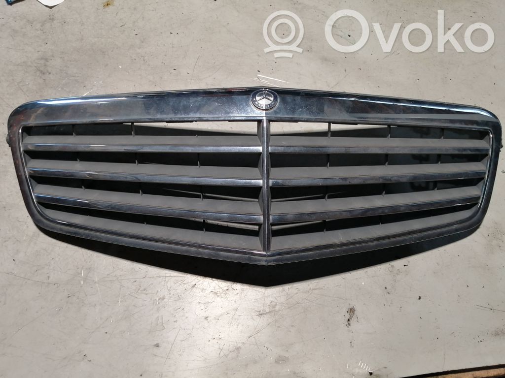 Mercedes-Benz E W212 Etusäleikkö 