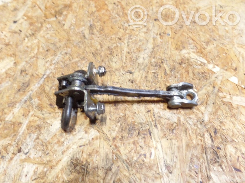 Opel Vectra C Takaoven pidätin 