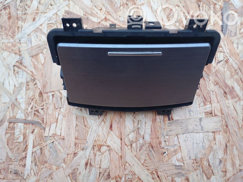 Subaru Outback Mukiteline edessä 