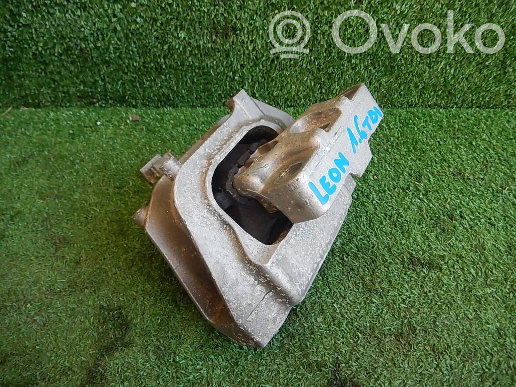 Engine mount bracket   5WA199262G