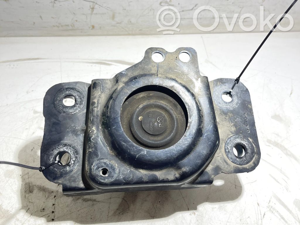 Volvo V70 Engine mount bracket 