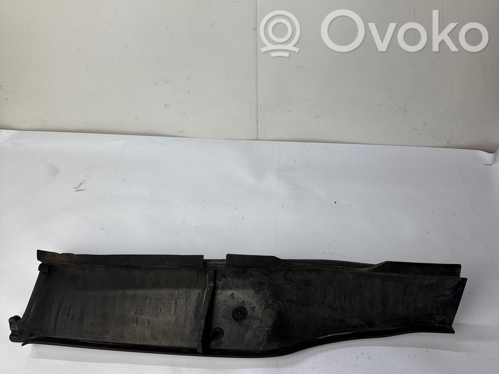 BMW 1 E81 E87 Kita variklio skyriaus detalė 