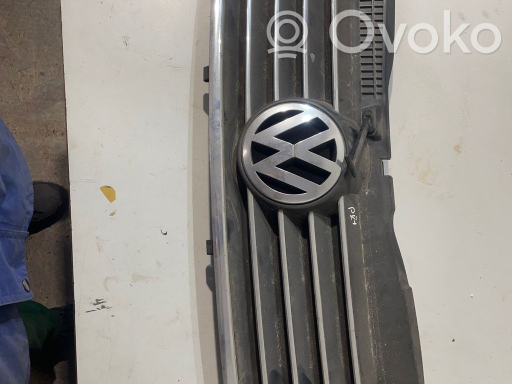 Volkswagen PASSAT B5.5 Maskownica / Grill / Atrapa górna chłodnicy 