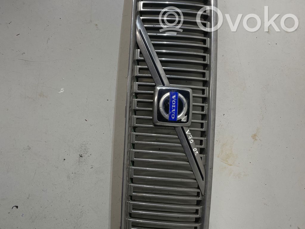 Volvo V70 Priekšējais režģis 