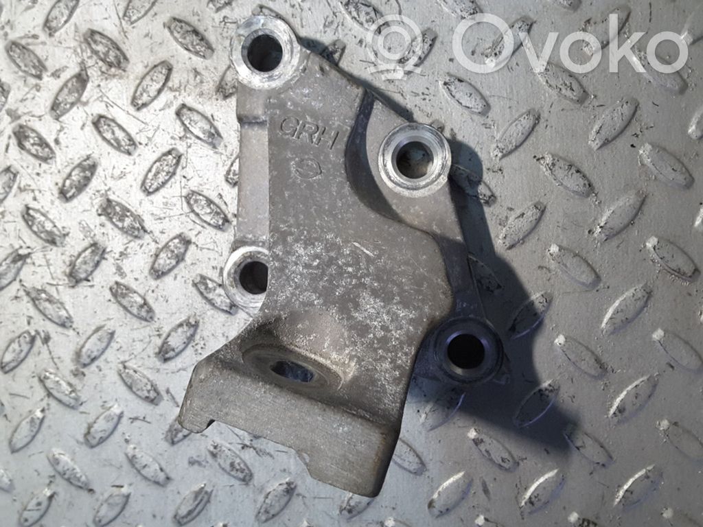 Engine mounting bracket