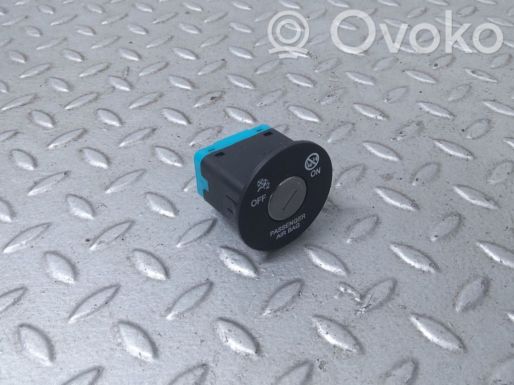 KIA Sportage Passenger airbag on/off switch 