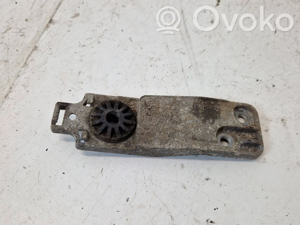 Radiator mount bracket   13337769