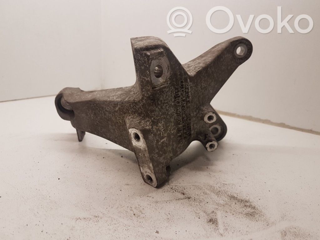 Audi A8 S8 D3 4E Engine mounting bracket 