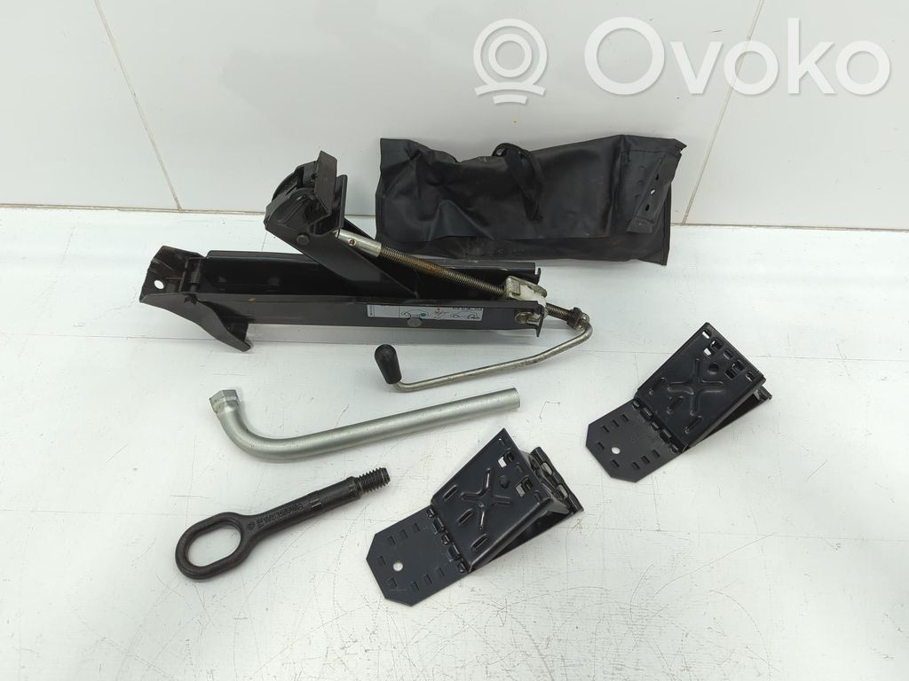Volkswagen Tiguan Tool set 