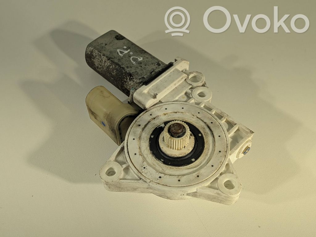 BMW 1 E82 E88 Front door window regulator motor 