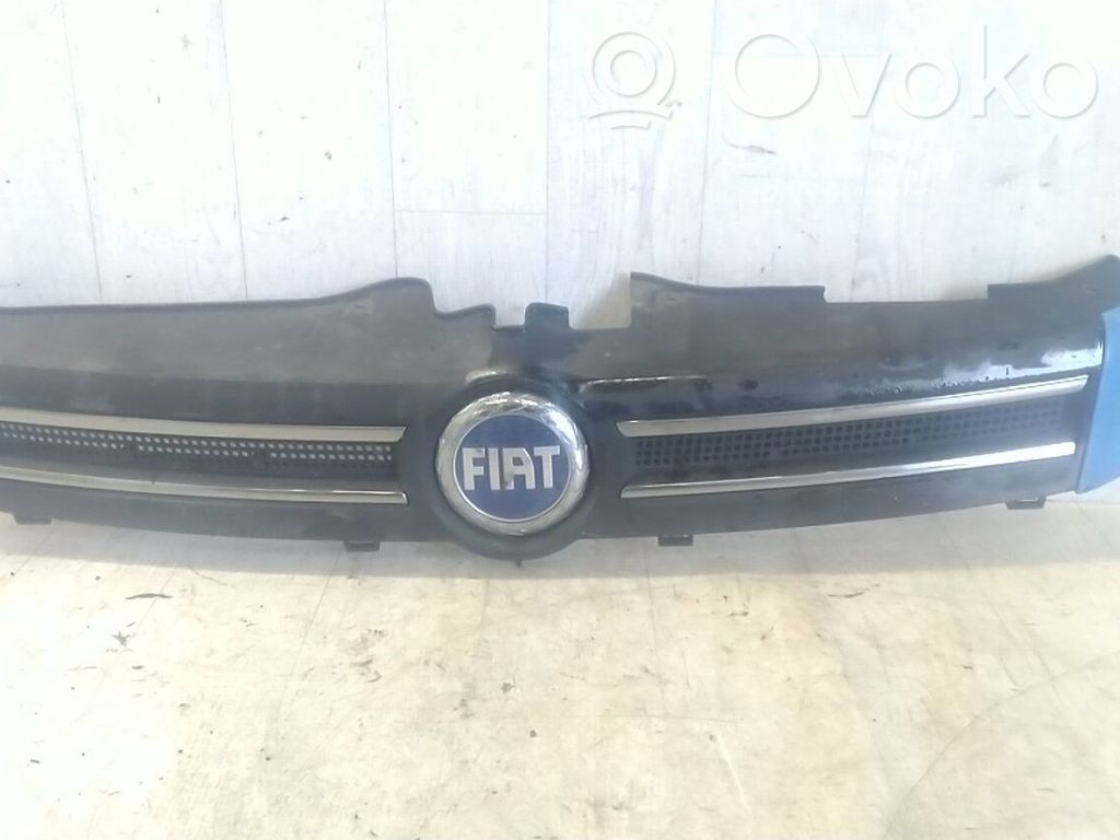 Atrapa chłodnicy / Grill   0000046832366