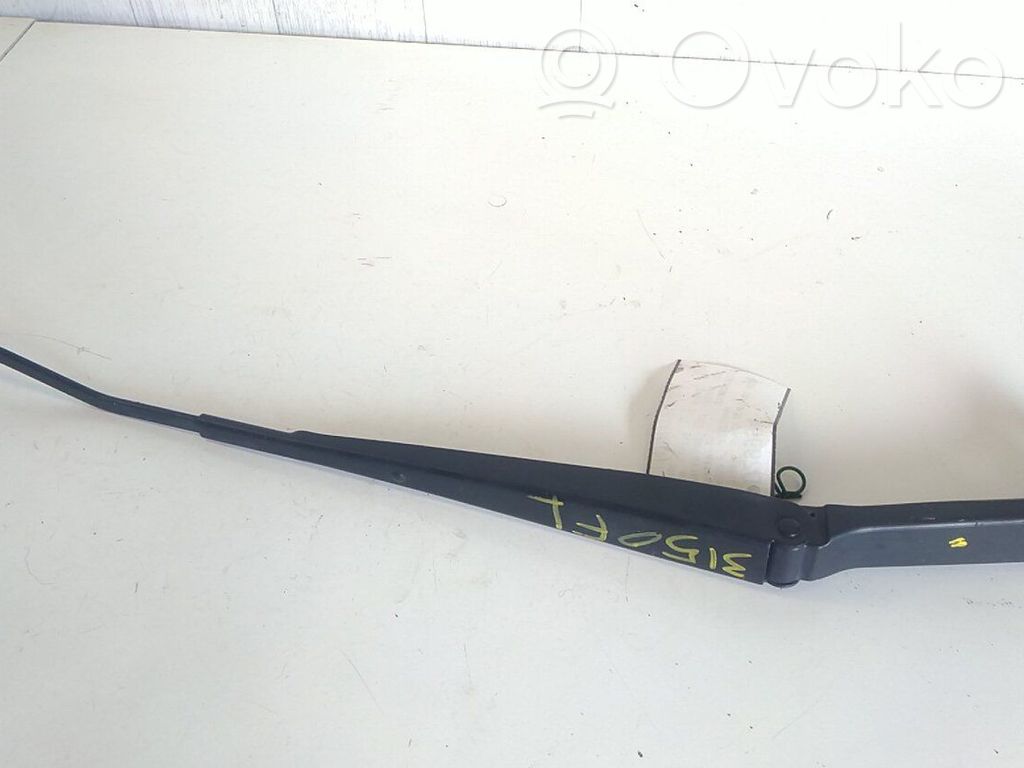 Brazo del limpiaparabrisas delantero   8250A489