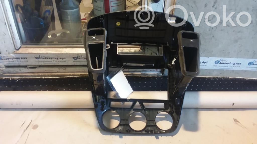 Verkleidung Radio / Navigation   847401H010