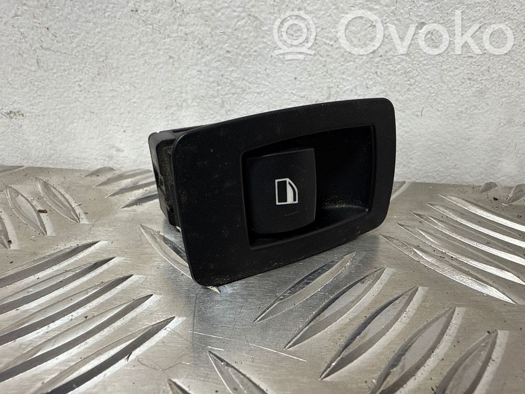 Electric window control switch   6945874,6935534,15979800
