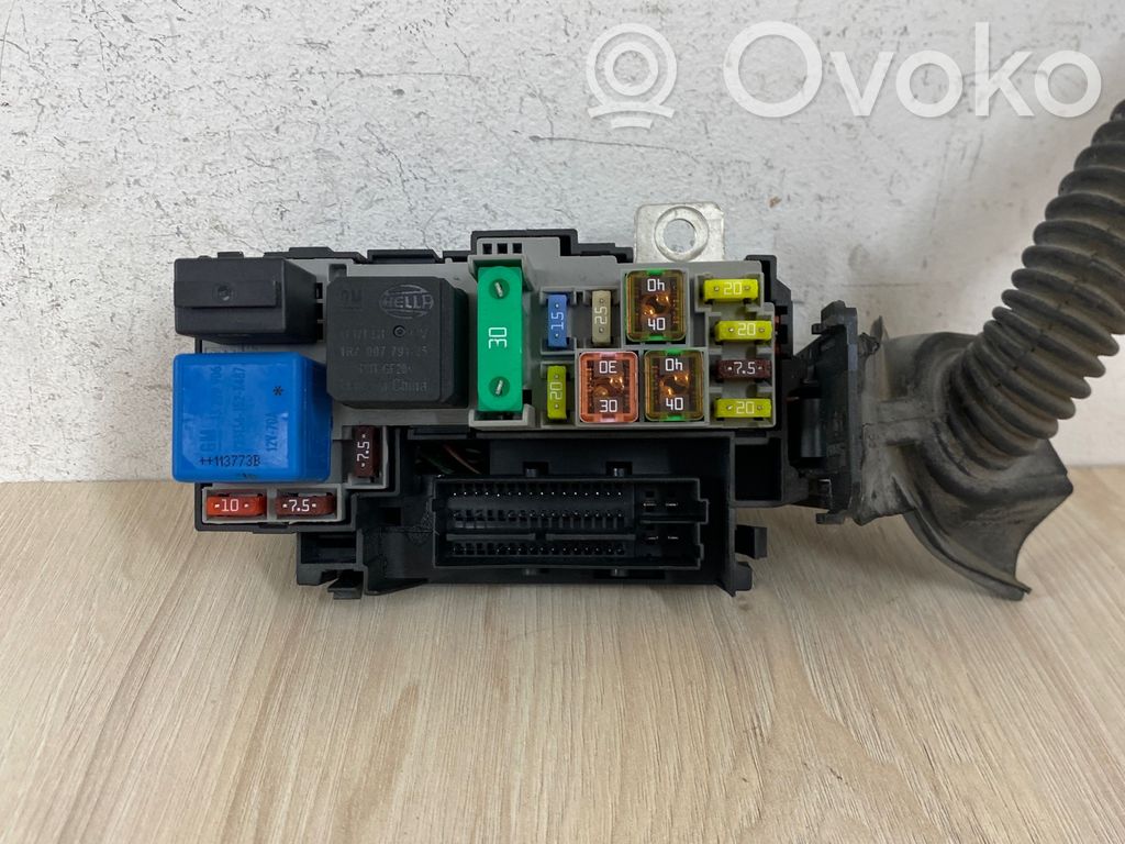 Opel Meriva B Fuse module 