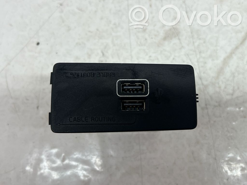 Volvo S90, V90 USB jungtis 