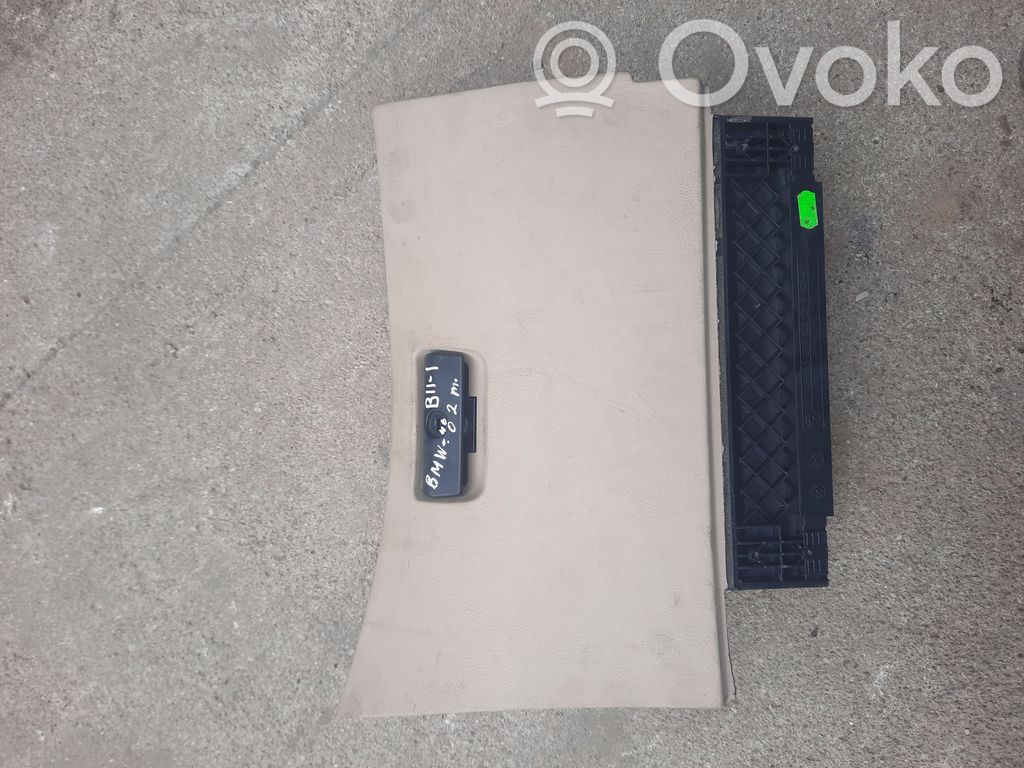 Glove box   8203822