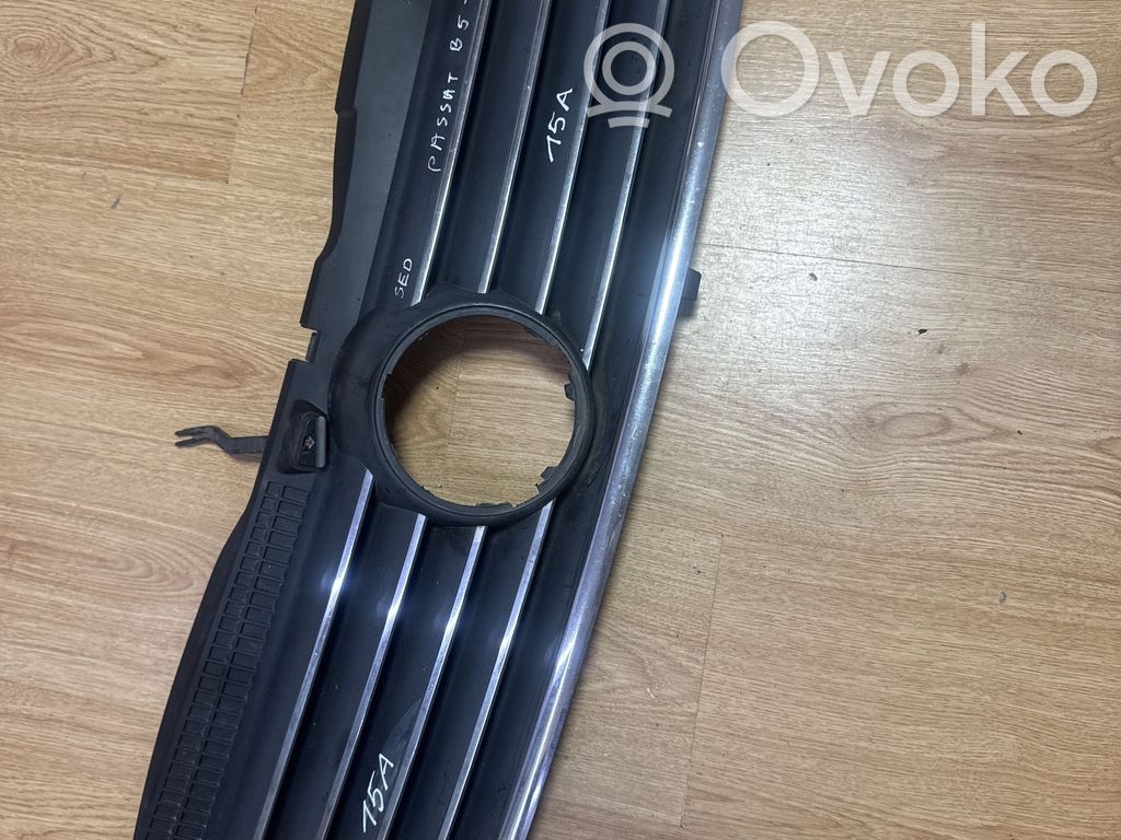 Volkswagen PASSAT B5.5 Maskownica / Grill / Atrapa górna chłodnicy 