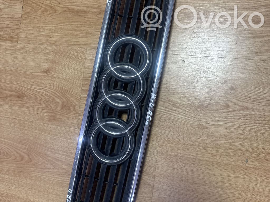 Audi A4 S4 B5 8D Etupuskurin ylempi jäähdytinsäleikkö 