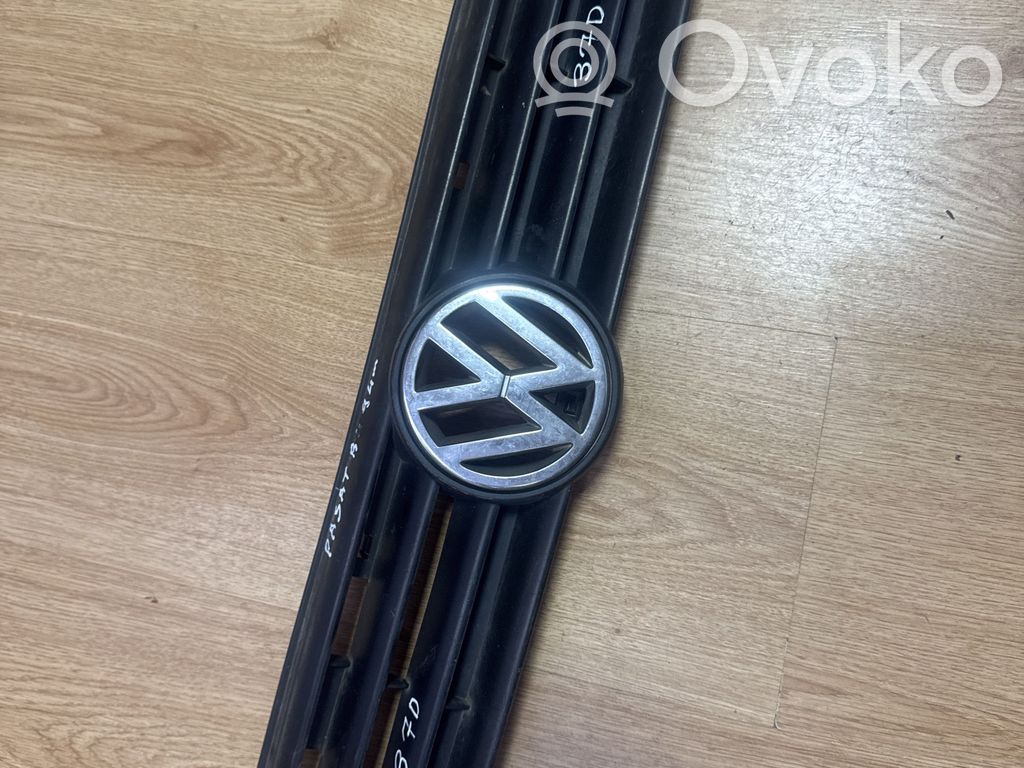 Volkswagen PASSAT B4 Etupuskurin ylempi jäähdytinsäleikkö 