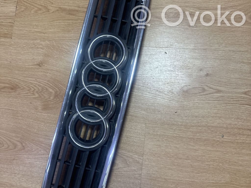Audi A4 S4 B5 8D Etupuskurin ylempi jäähdytinsäleikkö 
