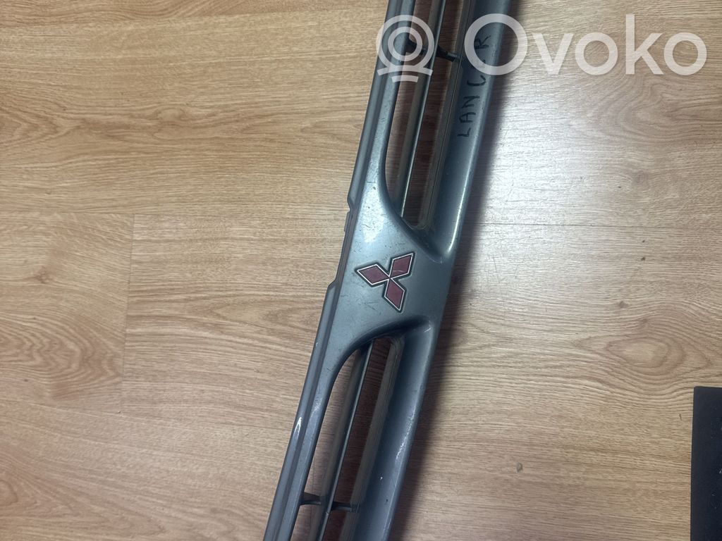 Mitsubishi Lancer Etupuskurin ylempi jäähdytinsäleikkö 