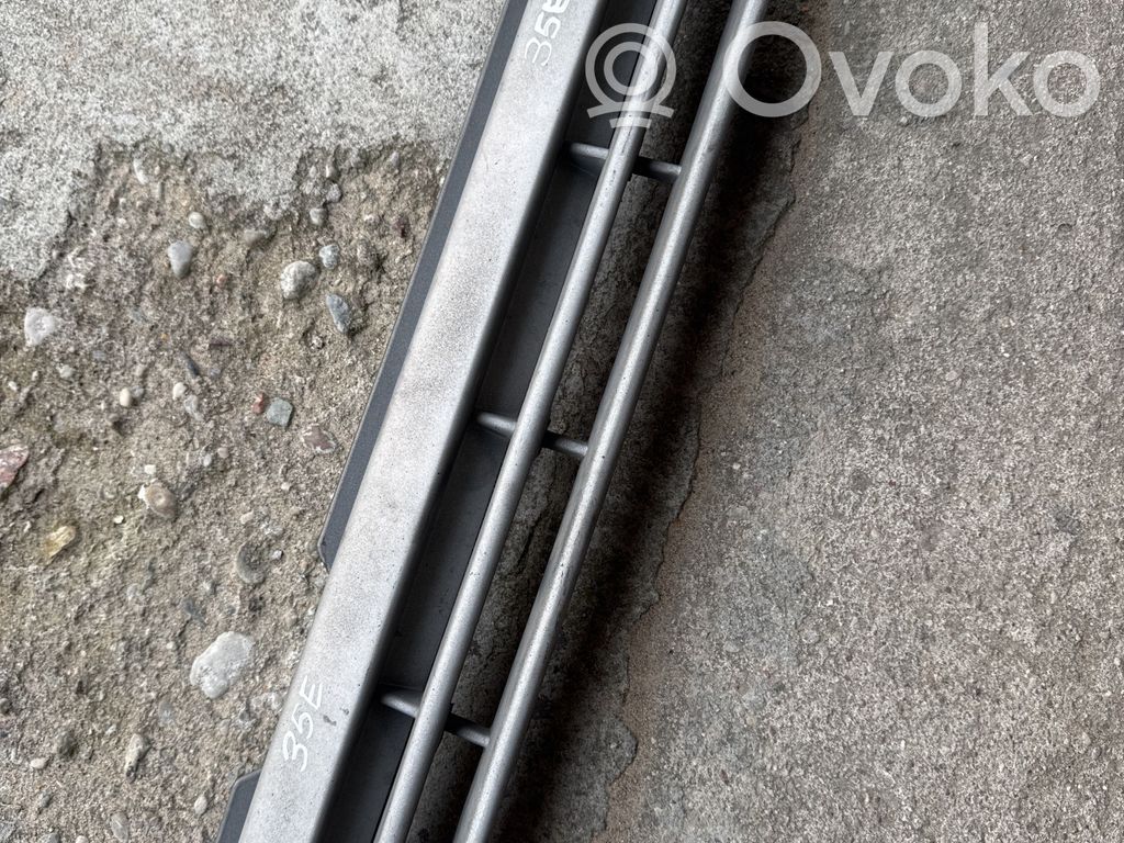 Opel Vectra A Etupuskurin ylempi jäähdytinsäleikkö 