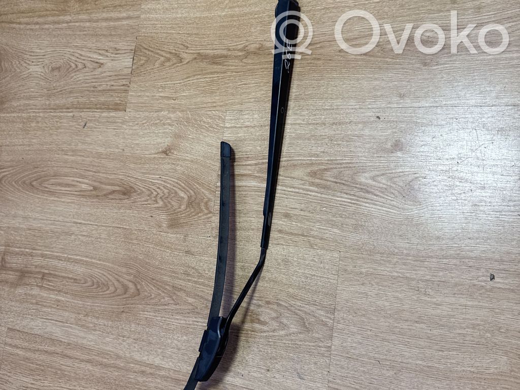 Front wiper blade arm