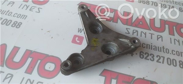 Opel Astra H Uchwyt / Mocowanie sprężarki klimatyzacji 
