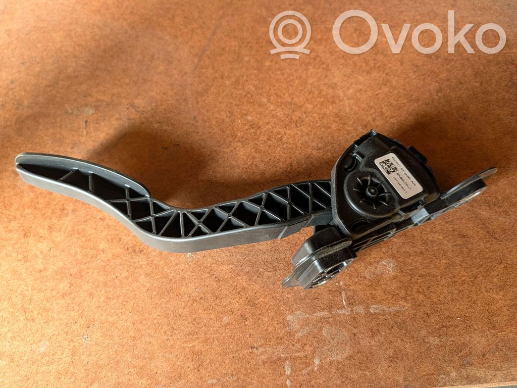 Accelerator throttle pedal