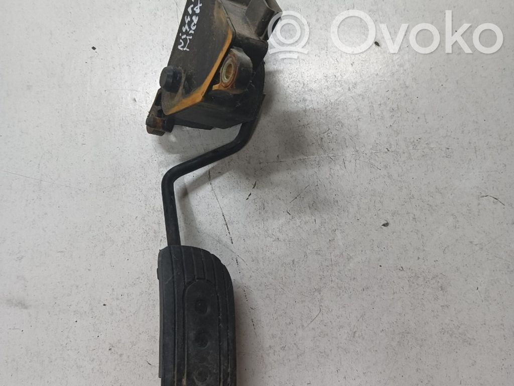 Accelerator throttle pedal