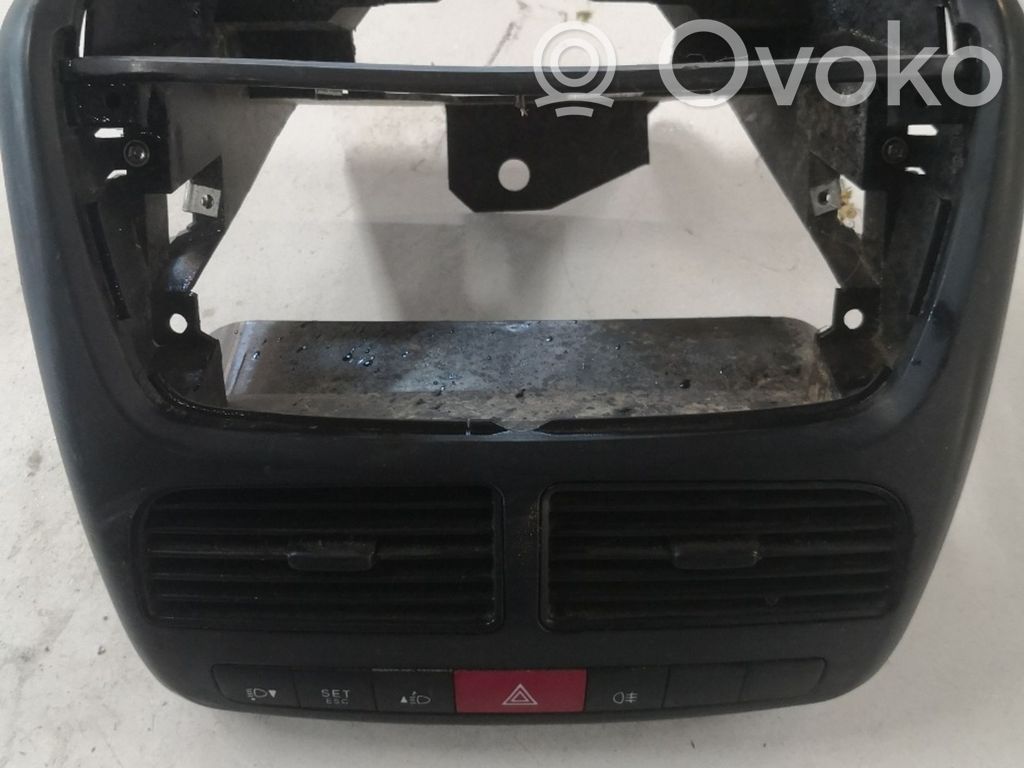 Grille d'aération centrale   735470943