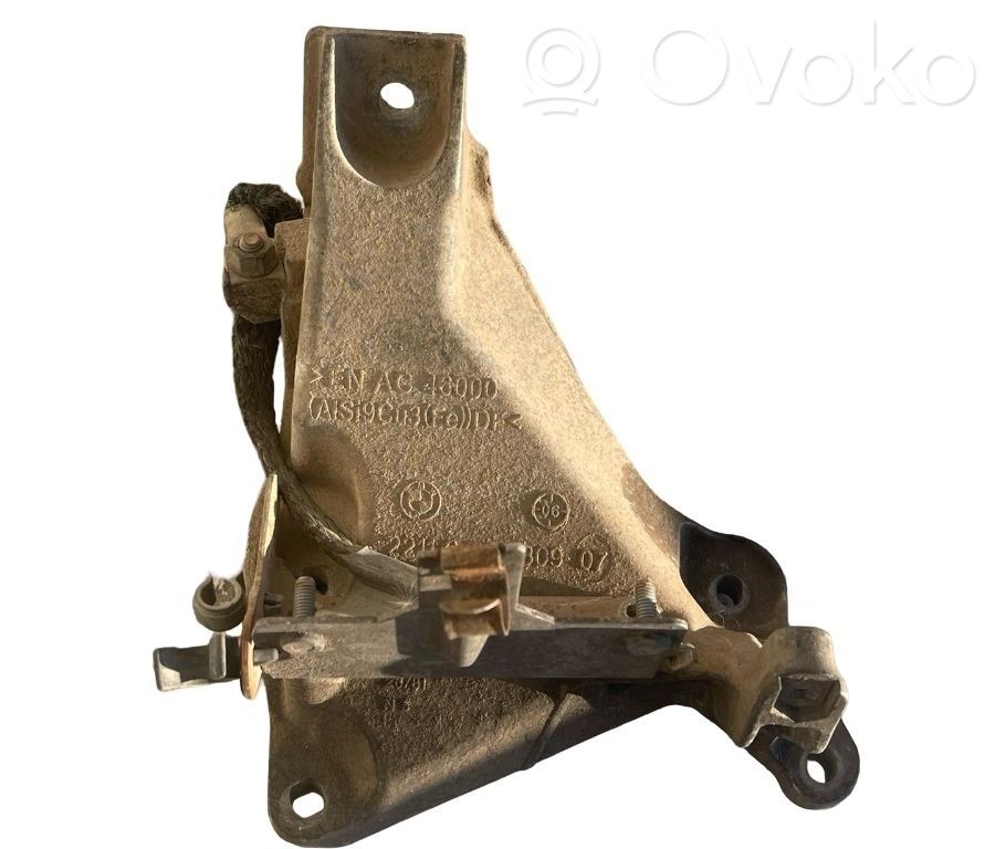 Engine mounting bracket   6760309