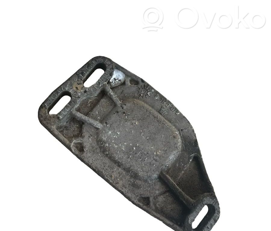 Engine mounting bracket   8D0199335Q