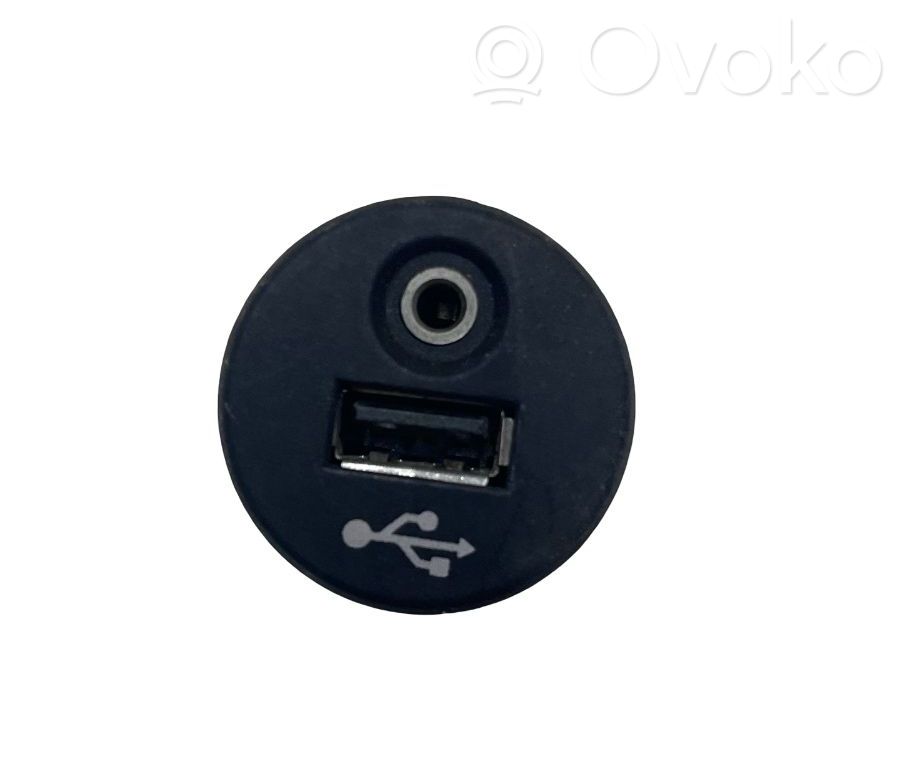 Nissan Juke I F15 Priză USB 
