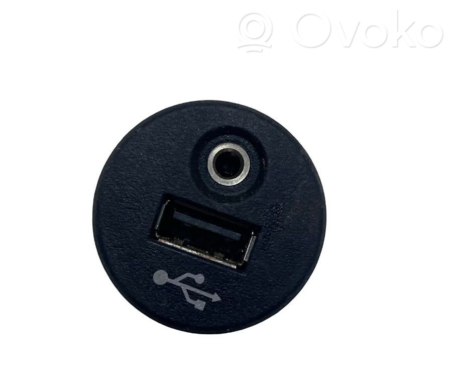 Nissan Juke I F15 Priză USB 